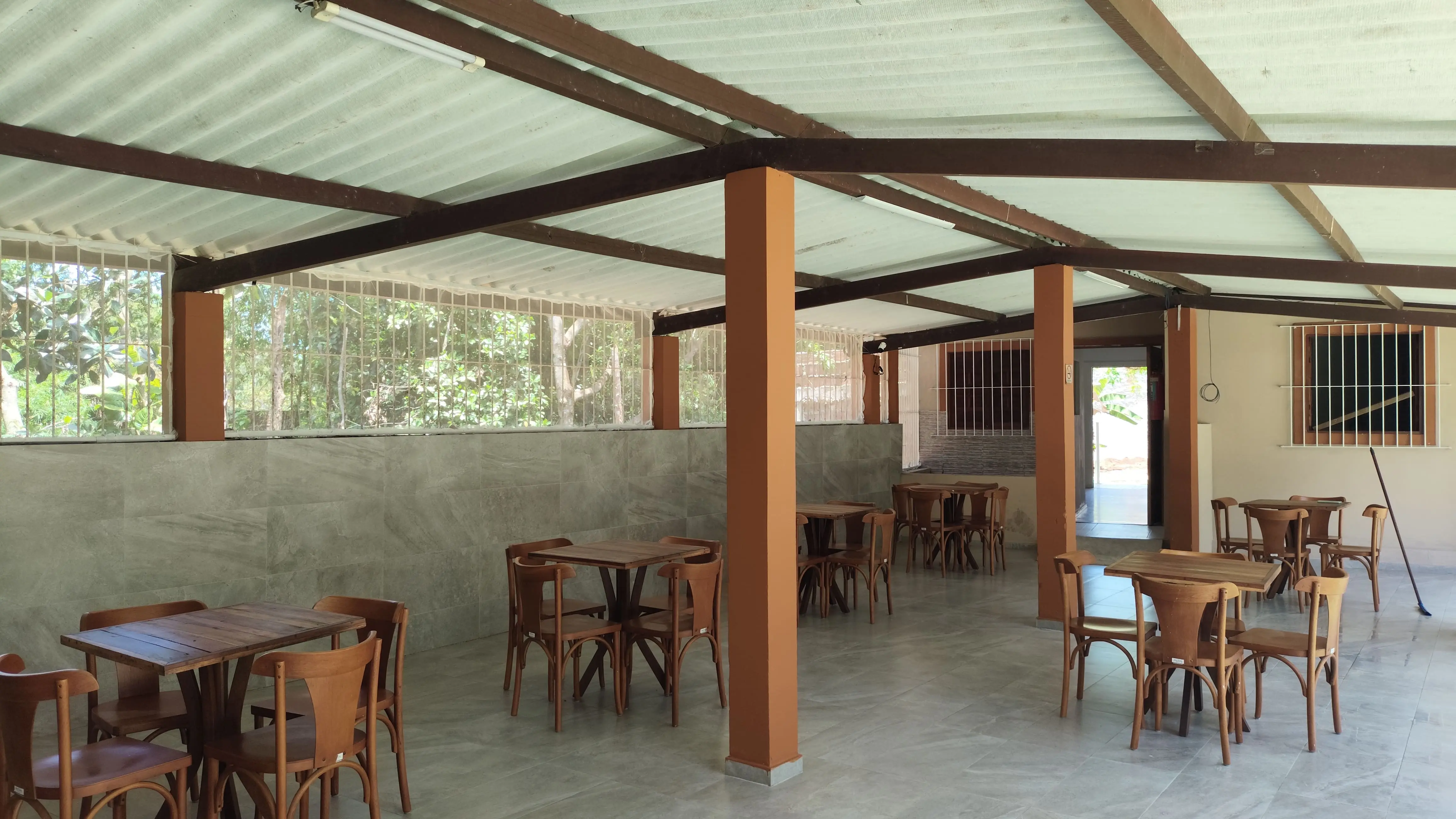 Área comum com mesas